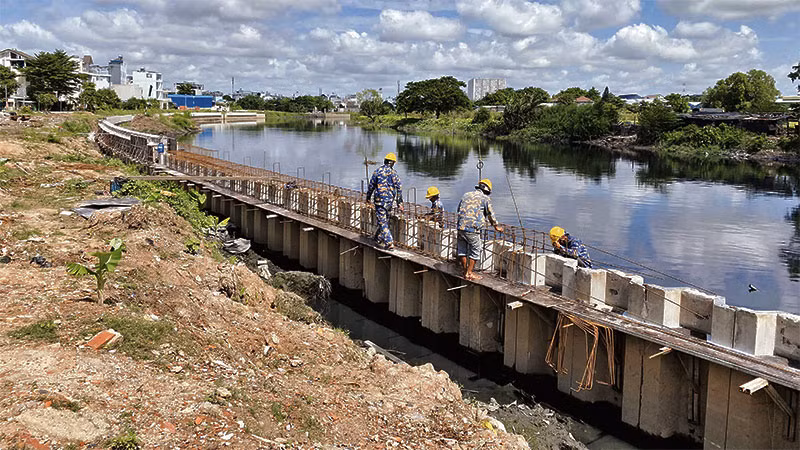 Tuyến kênh Tham Lương-Bến Cát-rạch Nước Lên bị ô nhiễm đang được cải tạo, chỉnh trang.