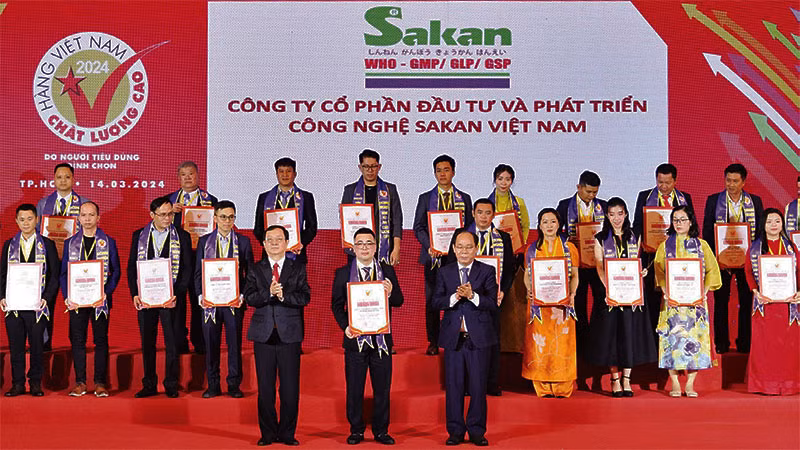 Trao chứng nhận hàng Việt Nam chất lượng cao năm 2024 cho các doanh nghiệp.