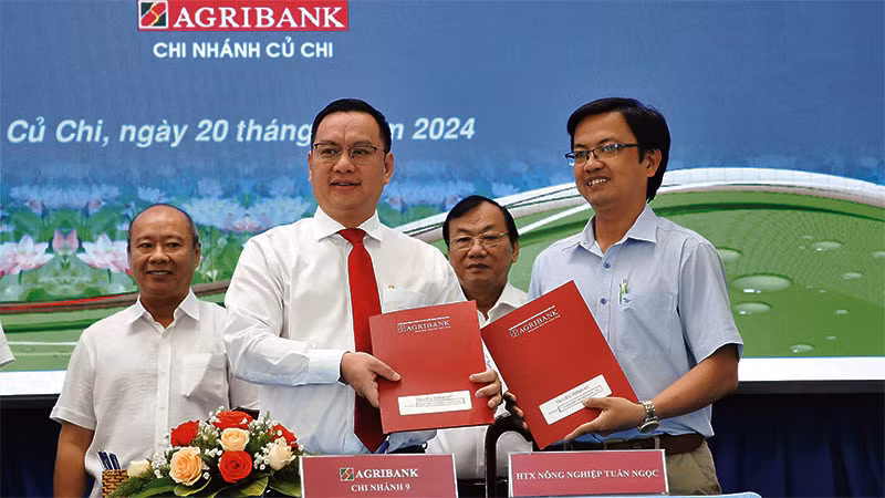 Đại diện các chi nhánh Agribank trên địa bàn Thành phố Hồ Chí Minh ký kết hỗ trợ khách hàng.