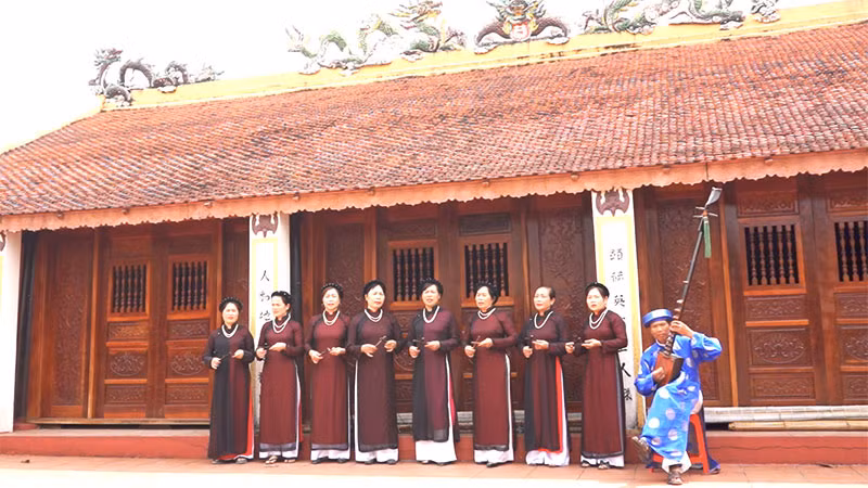 Câu lạc bộ ca trù Đông Dương, xã Quảng Phương, thị xã Ba Đồn biểu diễn tiết mục dân ca cổ.