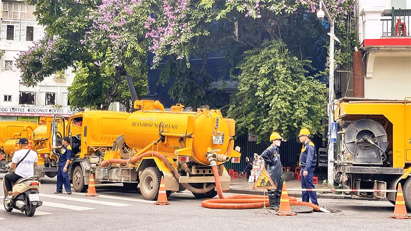 Công nhân Công ty Thoát nước Hà Nội nạo vét hệ thống thoát nước.