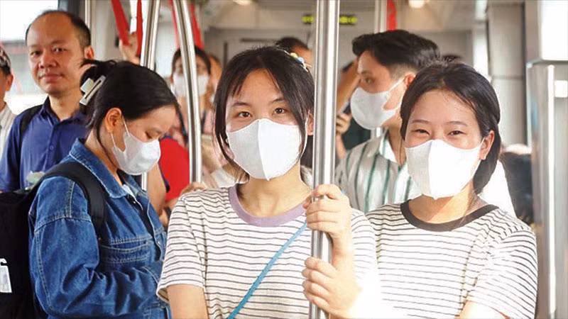 Người dân hào hứng đi tàu điện Nhổn-Ga Hà Nội.