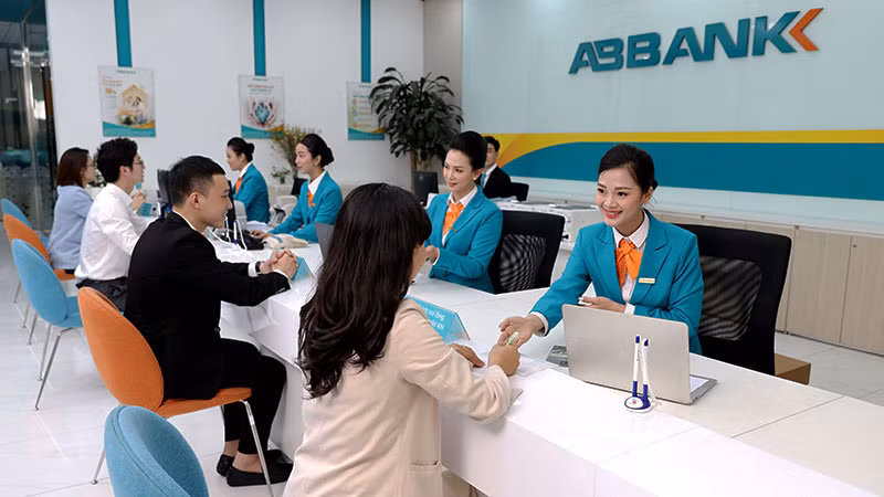 Khách hàng giao dịch tại chi nhánh Ngân hàng ABBANK.