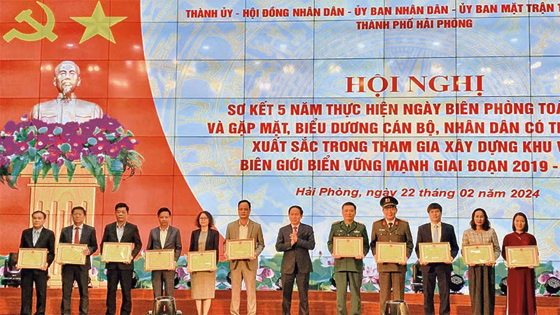 Ủy viên Trung ương Đảng, Bí thư Thành ủy Hải Phòng Lê Tiến Châu trao Bằng khen tặng các tập thể có thành tích xuất sắc trong tham gia xây dựng khu vực biên giới biển vững mạnh giai đoạn 2019-2024. (Ảnh: NGÔ QUANG DŨNG)