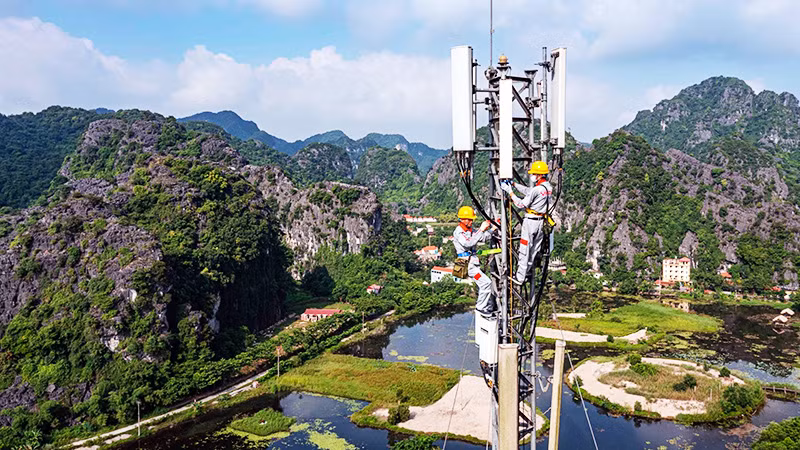 Nhân viên kỹ thuật của Viettel lắp đặt trạm thu phát di động (BTS) 4G.