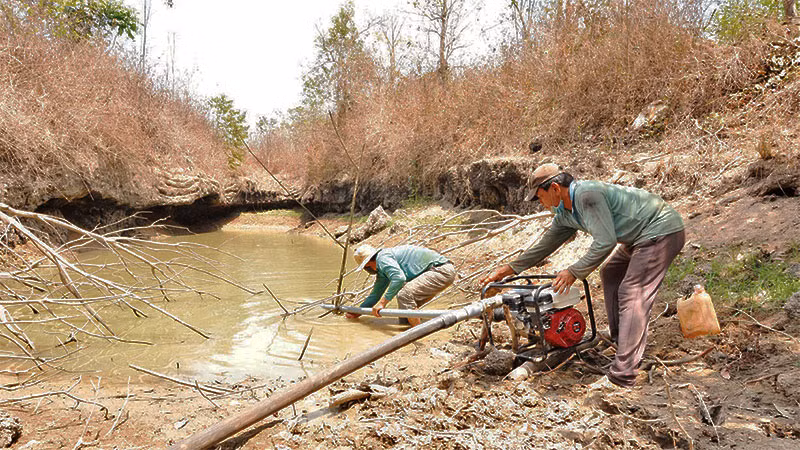 Nắng nóng kéo dài làm các hồ chứa nước trên địa bàn tỉnh Bình Phước cạn kiệt.