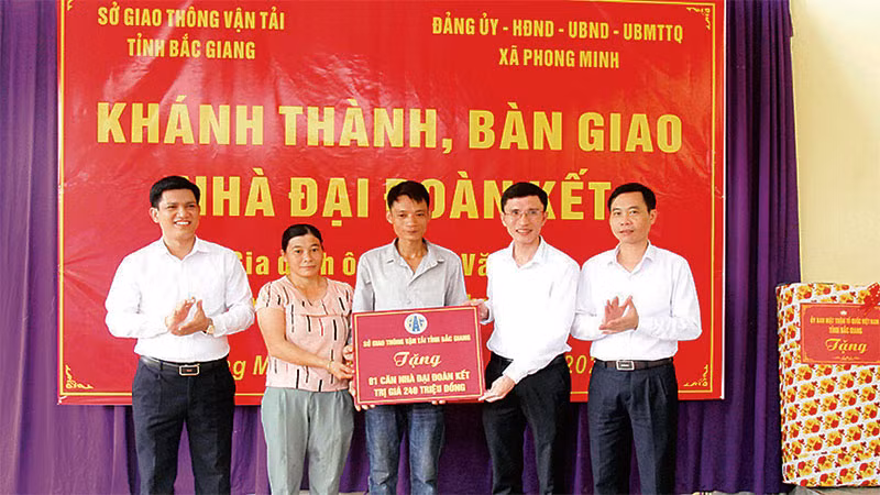 Đại diện Sở Giao thông vận tải trao biểu trưng kinh phí hỗ trợ xây nhà cho gia đình anh Cao Văn Sơn, thôn Cả, xã Phong Minh. (Ảnh: NGUYỄN HƯỞNG) Đại diện Sở Giao thông vận tải trao biểu trưng kinh phí hỗ trợ xây nhà cho gia đình anh Cao Văn Sơn, thôn Cả, xã Phong Minh. (Ảnh: NGUYỄN HƯỞNG)