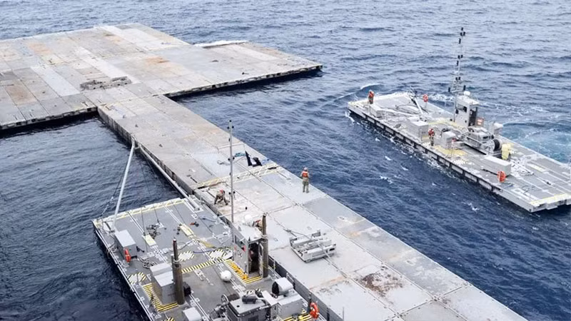 Gom hàng viện trợ từ một cơ sở nổi trước khi vận chuyển đến Gaza. (Ảnh: REUTERS)