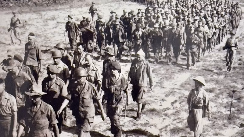 Tù binh Pháp tại chiến dịch Điện Biên Phủ. (Ảnh: Tư liệu)