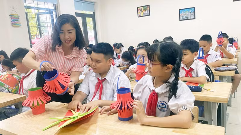 Giờ học Mỹ thuật với mô hình giáo dục STEM của Trường tiểu học Dĩnh Kế, thành phố Bắc Giang, tỉnh Bắc Giang. (Ảnh: NGUYỄN THU)