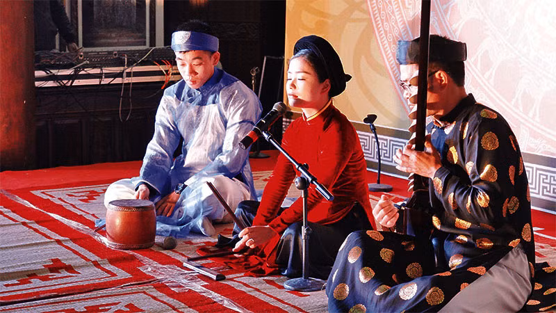 Biểu diễn ca trù trong một chương trình nghệ thuật tại Hà Nội. (Ảnh: KHIẾU MINH)