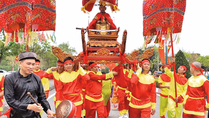 Nghi lễ rước tượng Đức Thánh Trần trong Lễ hội Bạch Đằng.