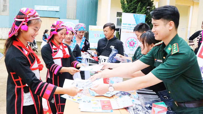 Bộ đội Biên phòng tuyên truyền, nâng cao nhận thức cho người dân vùng biên giới về phòng chống mua bán người. (Ảnh: BIÊN CƯƠNG)