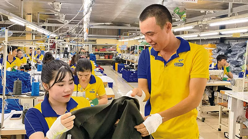 Công nhân làm tăng ca để kịp đơn hàng xuất khẩu tại Công ty sản xuất May mặc Dony.