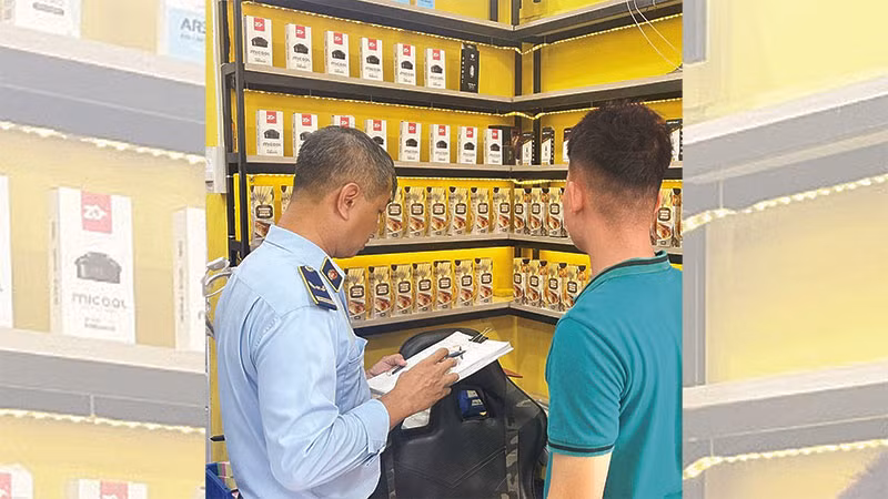 Lực lượng quản lý thị trường kiểm tra một cửa hàng kinh doanh thuốc lá điện tử trên địa bàn thành phố. (Ảnh: CTV)