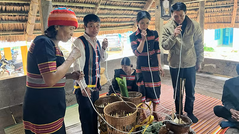 Anh Son Phet (thứ hai từ trái qua) cùng người thân thăm Tết, giao lưu cùng người quen ở xã Đắc Tôi, huyện Nam Giang.