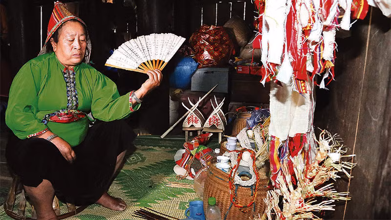 Thầy cúng làm lễ và các thủ tục cầu cho mưa thuận, gió hòa, người dân được bình an tại lễ “Mượng ma”.