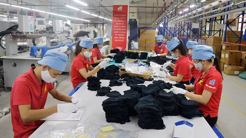 Sản xuất hàng dệt may tại Tổng công ty May 10.