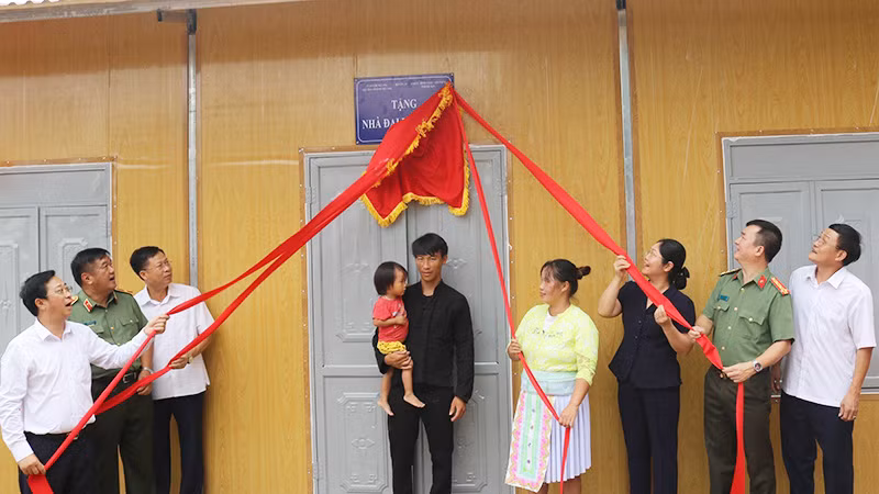 Trao nhà mới tặng hộ nghèo ở xã Quảng Chu, huyện Chợ Mới, tỉnh Bắc Kạn. (Ảnh: VIỆT BẮC)