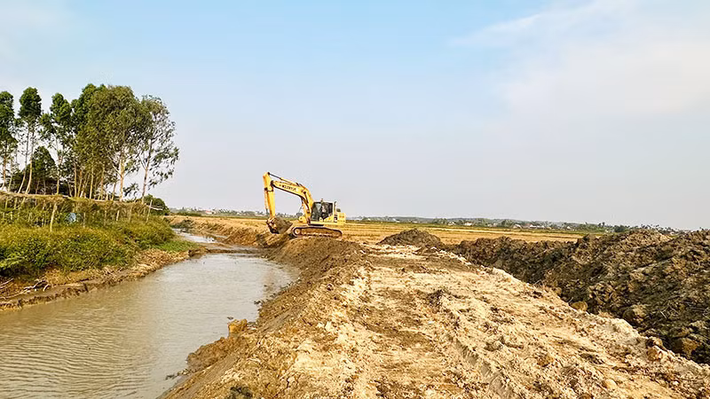 Tham gia xã hội hóa dồn điền đổi thửa, các đơn vị, doanh nghiệp cải tạo đồng ruộng, nạo vét sông, hình thành hệ thống thủy lợi nội đồng cho nông dân.