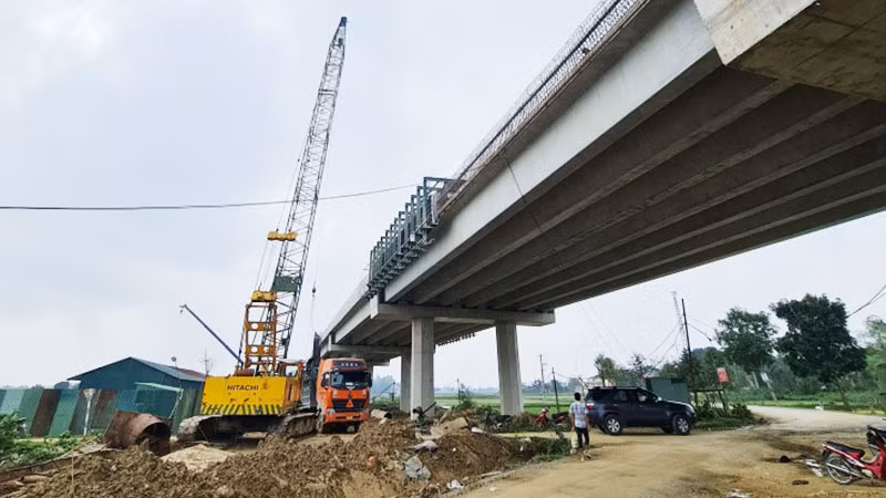 Công ty cổ phần Đầu tư và Xây dựng Thái Yên hoàn thiện những hạng mục cuối cùng trên cầu cạn phía nam cầu Hưng Đức.