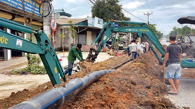 Thi công mạng lưới nước sạch tại huyện Ba Vì. (Ảnh: KIM NHUỆ)