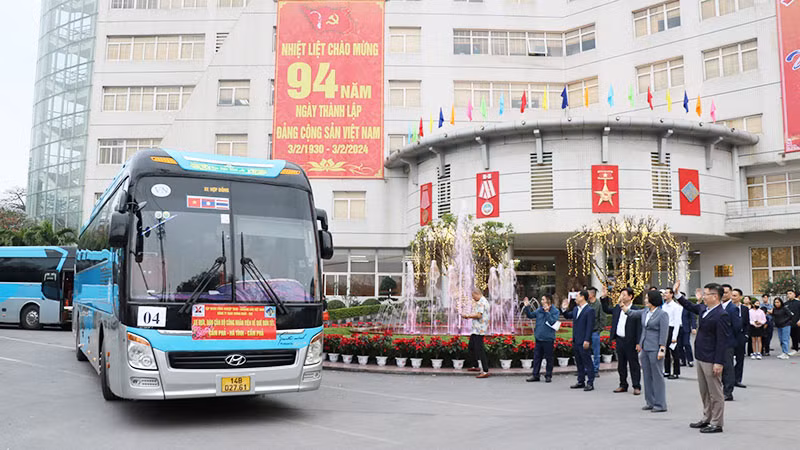 Lãnh đạo Công ty Than Thống Nhất tiễn công nhân lao động về quê đón Tết.