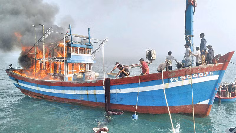 Tàu QNg 90407 TS của ngư dân Nguyễn Thanh bị cháy rụi do thiếu phương tiện chữa cháy chuyên nghiệp.