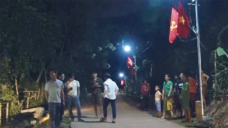 Có điện chiếu sáng, bản làng vùng biên giới huyện Minh Hóa (Quảng Bình) thêm vui.