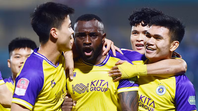 Niềm vui của các cầu thủ đội Hà Nội FC sau khi giành chiến thắng trước đội Quảng Nam. (Ảnh: TRẦN HẢI)