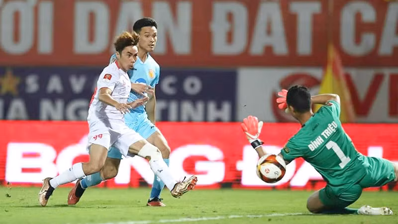 Thủ môn Đình Triệu (số 1) khá vất vả, song vẫn để thủng lưới ba bàn trước Thép Xanh Nam Định.