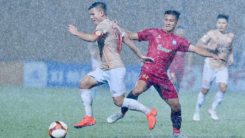 Đội Công an Hà Nội (áo nâu) giành chiến thắng trước đội Khánh Hòa với tỷ số 3-1 trên sân nhà. (Ảnh: TRẦN HẢI)