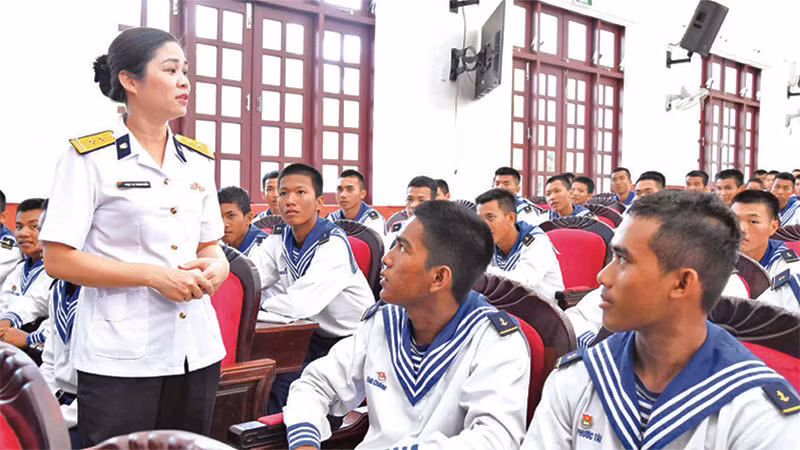 Báo cáo viên của Tòa án Quân sự khu vực Quân chủng Hải quân giải đáp các câu hỏi do cán bộ, chiến sĩ đặt ra.