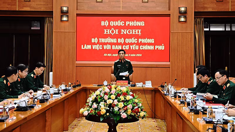 Đại tướng Phan Văn Giang, Ủy viên Bộ Chính trị, Phó Bí thư Quân ủy Trung ương, Bộ trưởng Quốc phòng phát biểu ý kiến tại buổi làm việc với Ban Cơ yếu Chính phủ. (Ảnh: BAN CYCP)