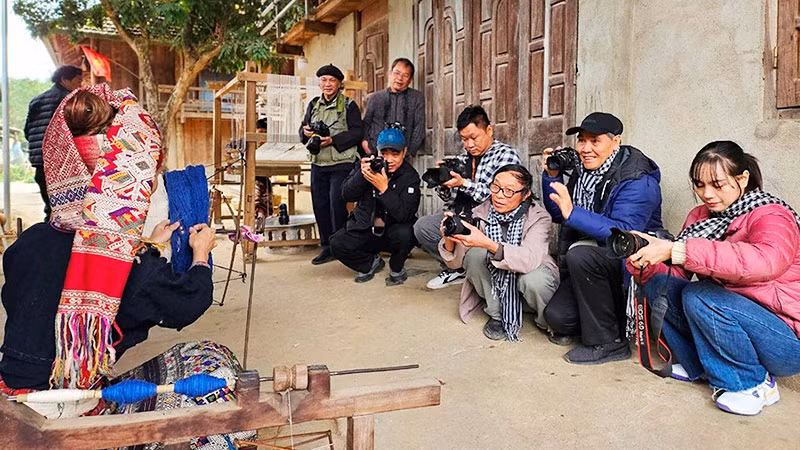 Các nhiếp ảnh gia sáng tác tác phẩm trong khuôn khổ Trại sáng tác ảnh nghệ thuật tại Điện Biên. (Ảnh: Hội Nghệ sĩ Nhiếp ảnh Việt Nam)