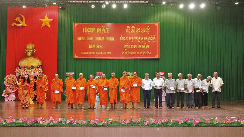 Người có uy tín trong vùng đồng bào dân tộc thiểu số nhận quà Tết cổ truyền Chôl Chnăm Thmây.