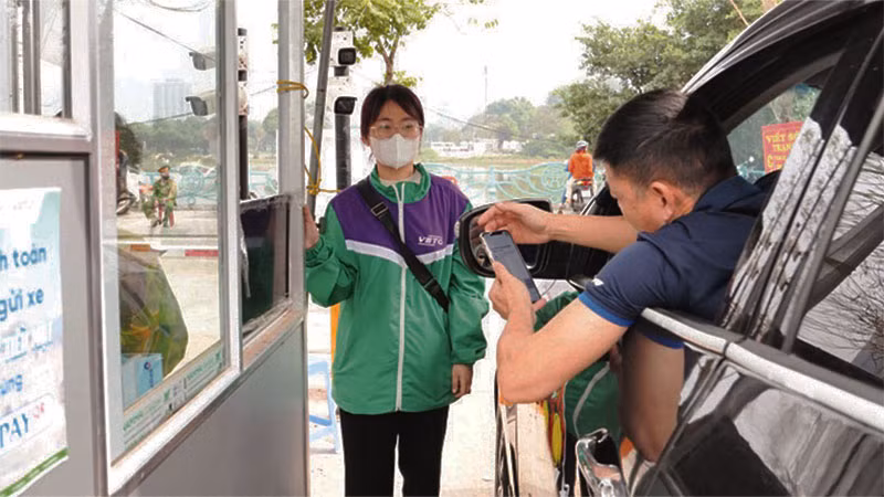 Việc tổ chức trông giữ xe không dùng tiền mặt đã được thực hiện tại phủ Tây Hồ trong dịp Tết Nguyên đán 2024.