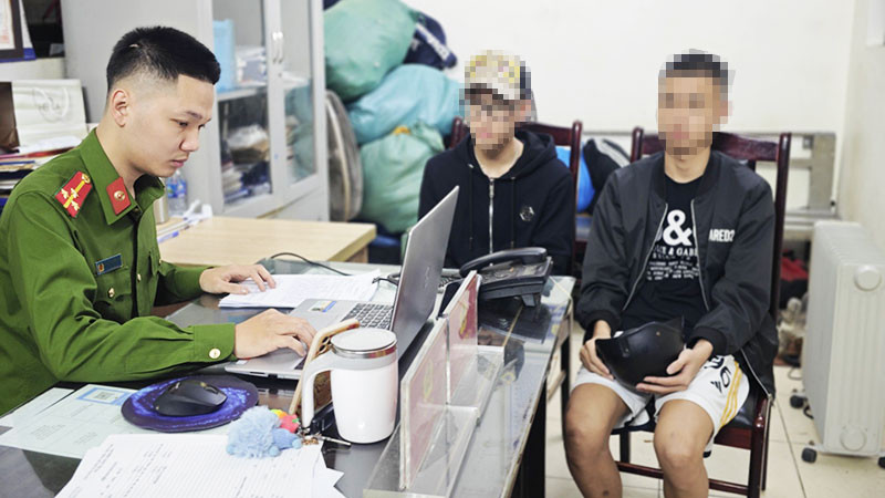 Một số thanh thiếu niên lạng lách, đánh võng trên đường phố Hà Nội được đưa về trụ sở công an. (Ảnh: PHẠM KIÊN)