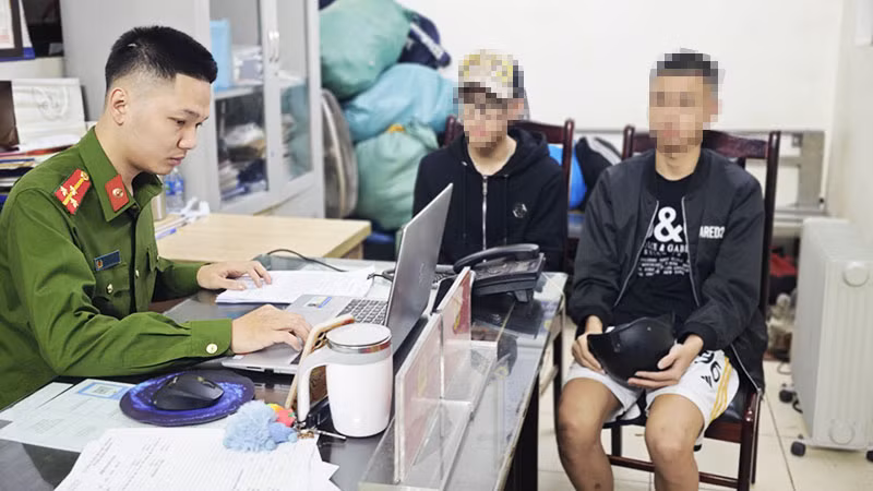 Một số thanh thiếu niên lạng lách, đánh võng trên đường phố Hà Nội được đưa về trụ sở công an. (Ảnh: PHẠM KIÊN)