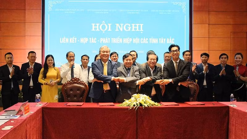 Đại diện hiệp hội doanh nghiệp và du lịch các tỉnh ký kết biên bản ghi nhớ hợp tác.