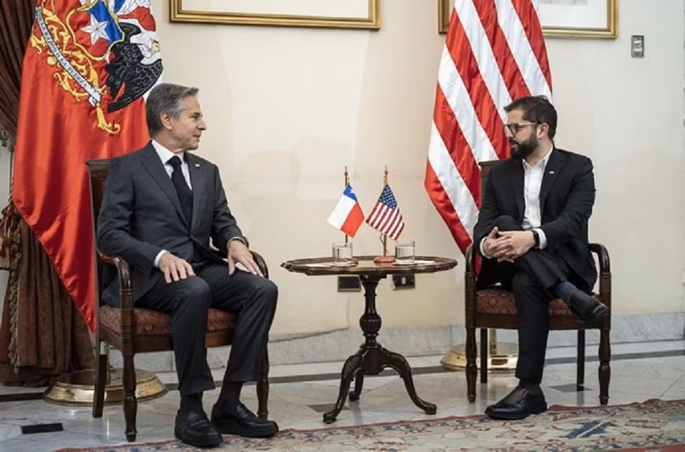 Tổng thống Chile Gabriel Boric trao đổi với Bộ trưởng Ngoại giao Mỹ Antony Blinken. (Ảnh: EFE) 