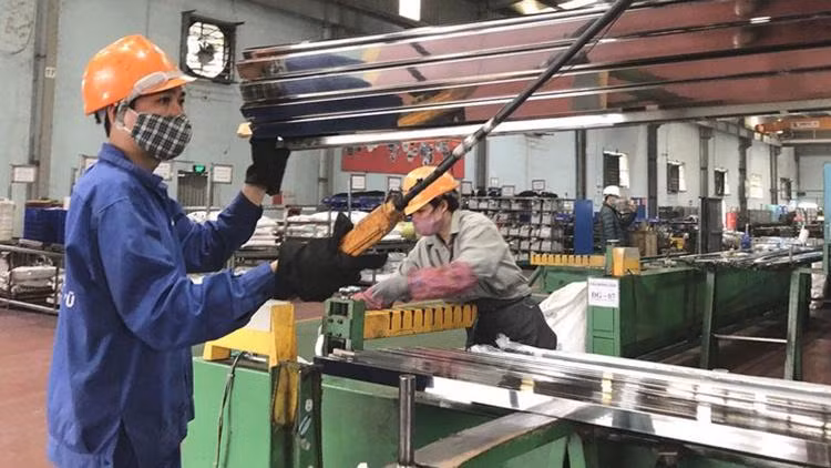 Lao động tại Tập đoàn Inox Hoàng Vũ, Hà Nội. (Ảnh minh họa: nhandan.vn)
