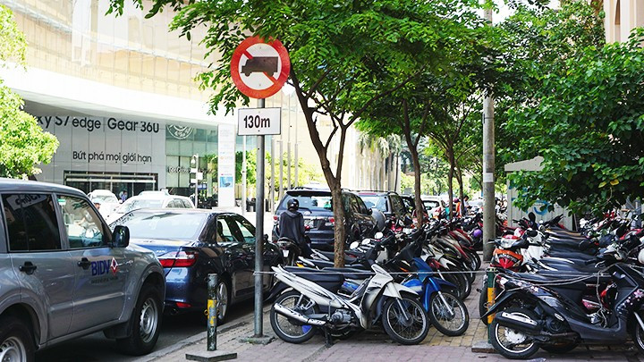 Mức thu phí sử dụng vỉa hè, lòng đường tùy khu vực sẽ có các loại giá khác nhau.