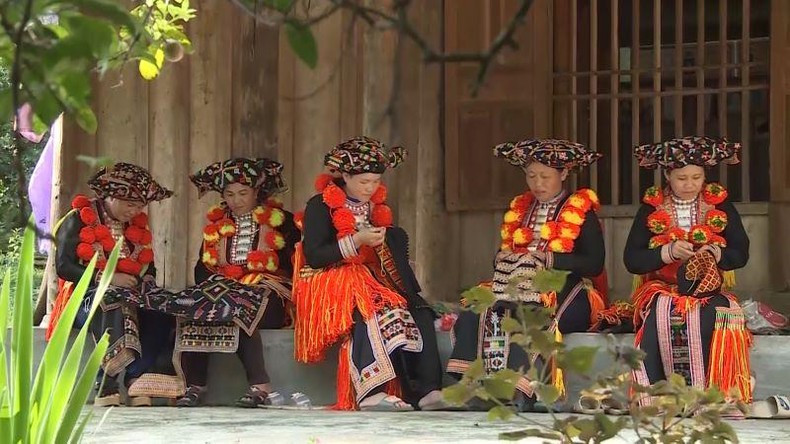 Phụ nữ dân tộc Dao đỏ ở Thổ Bình (Lâm Bình) thêu trang phục truyền thống.