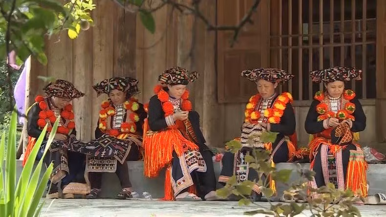 Phụ nữ dân tộc Dao đỏ ở Thổ Bình (Lâm Bình) thêu trang phục truyền thống.