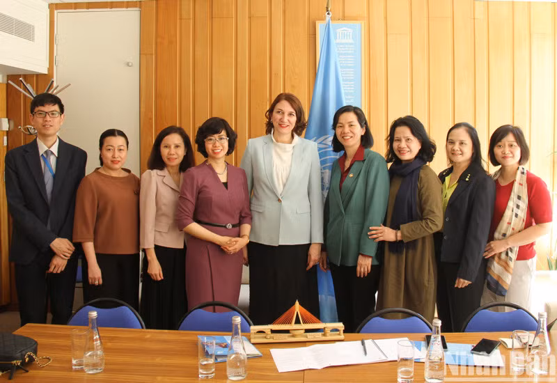 Đại sứ Tamara Rastovac Siamashvili, Chủ tịch Hội đồng Chấp hành UNESCO, tiếp Đoàn Trung ương Hội Liên hiệp Phụ nữ Việt Nam. Cùng dự có Đại sứ - Trưởng Phái đoàn thường trực Việt Nam bên cạnh UNESCO Lê Thị Hồng Vân. (Ảnh: Khải Hoàn)