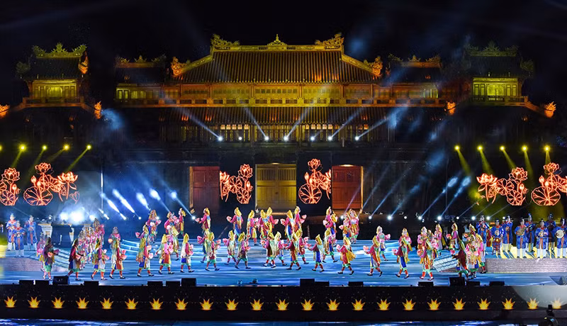 Lục cúng hoa đăng, một điệu múa cung đình nổi tiếng của thời nhà Nguyễn. (Ảnh: Báo ảnh Việt Nam)