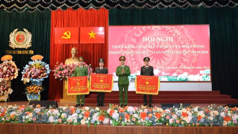 Thượng tướng Nguyễn Duy Ngọc, Ủy viên Trung ương Đảng, Thứ trưởng Công an trao tặng cờ thi đua cho các đơn vị thuộc công an tỉnh Hưng Yên.