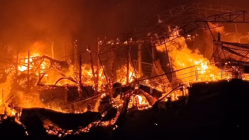 Hiện trường 3 tàu gỗ bị cháy trên sông Ka Long, Móng Cái, Quảng Ninh.