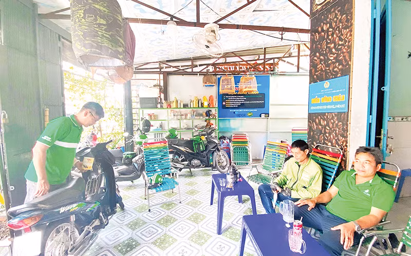 Điểm dừng chân đường Liên khu 14-16, phường Bình Trị Đông, quận Bình Tân do anh Lê Tấn Lưu quản lý thu hút nhiều lái xe ôm tới nghỉ ngơi, sửa xe... 